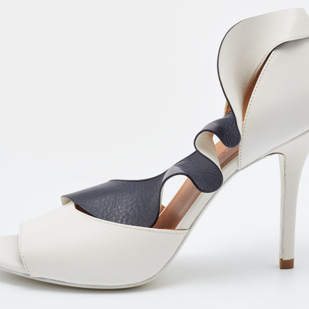 BALENCIAGA (Retail:$416) White/Black Leather Ruffle Trim D'Orsay Pumps Size 38 - Picture 3 of 9